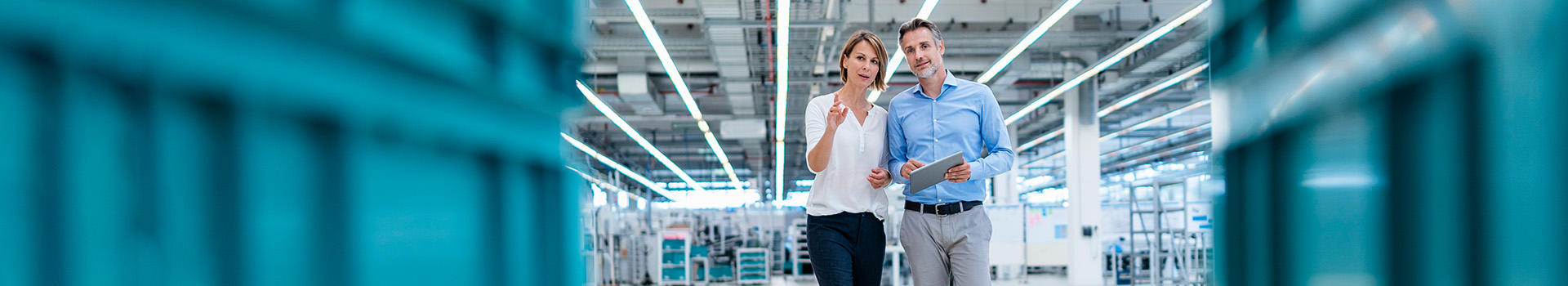 People in a manufacturing plant talking about industry 4.0 rapid assessment